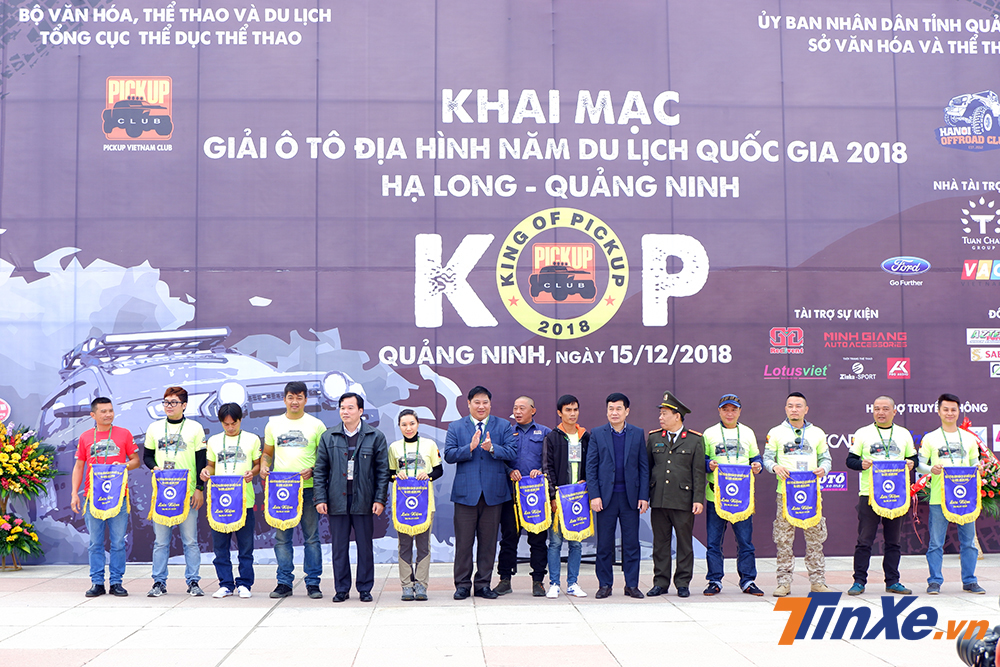 Ban tổ chức trao kỷ niệm chương cho các vận động viên tham dự KOP2018.