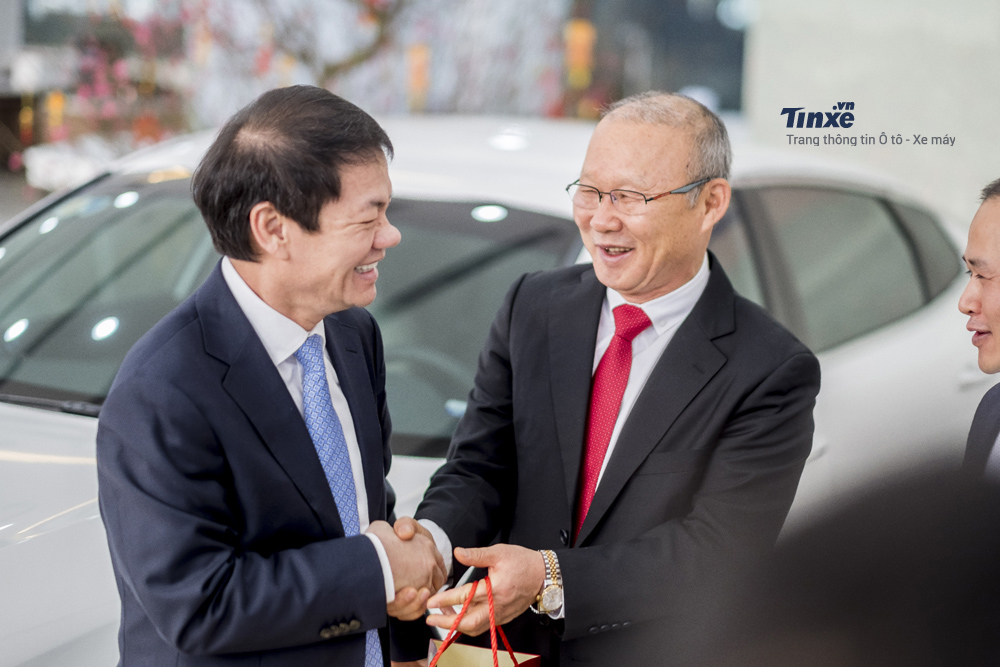 Hình ảnh ông Trần Bá Dương trao tặng chiếc Kia Optima cho ông Park Hang Seo vào hồi tháng 2/2018