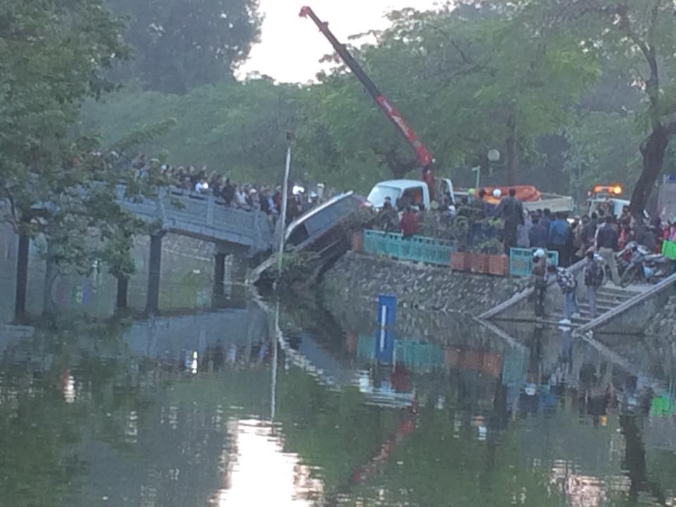 Xe cứu hộ trục vớt chiếc Hyundai Santa Fe