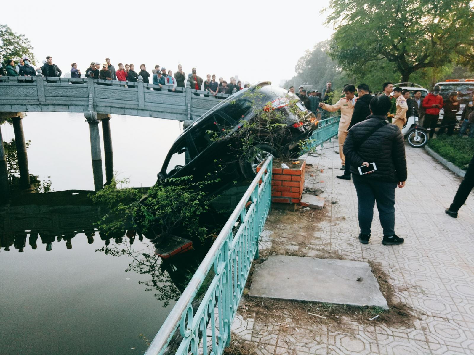 Lực lượng chức năng có mặt tại hiện trường vụ tai nạn