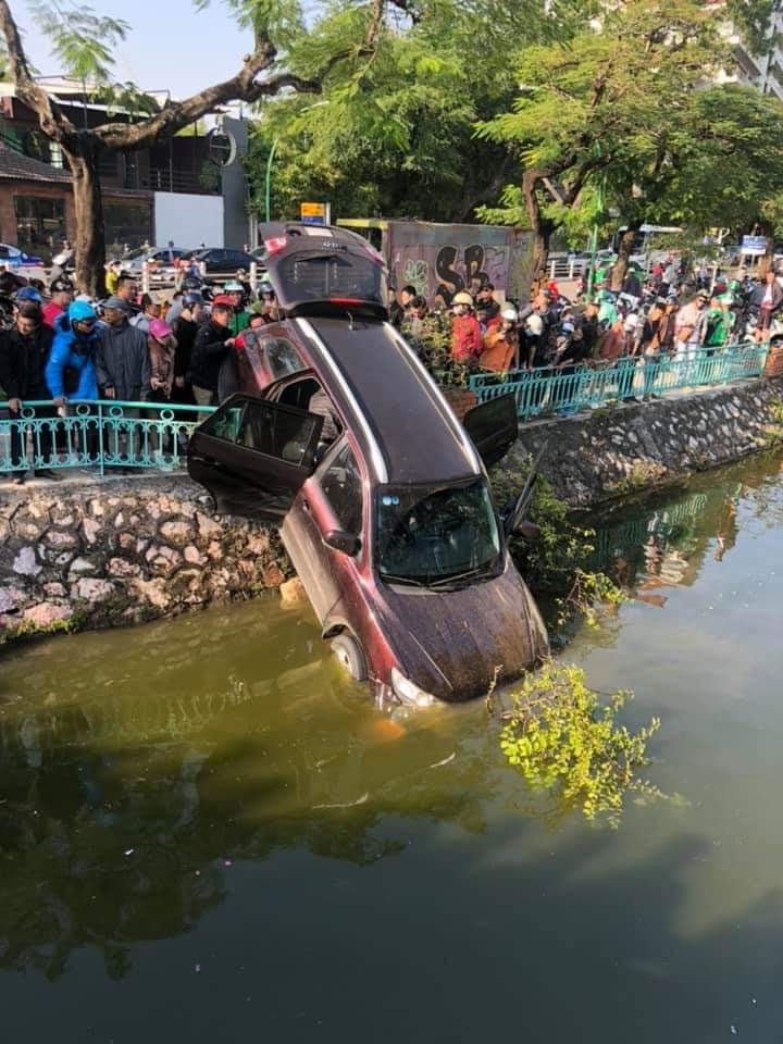 Chiếc Hyundai Santa Fe cắm đầu xuống hồ Trúc Bạch