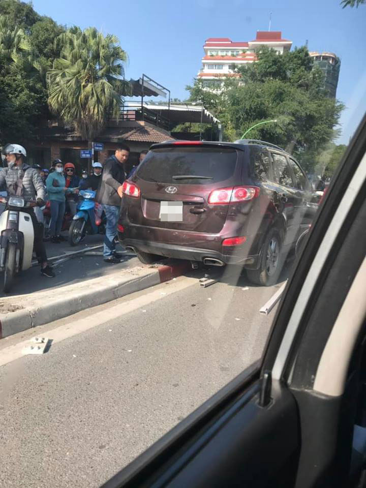 Chiếc Hyundai Santa Fe nằm trên dải phân cách giữa đường