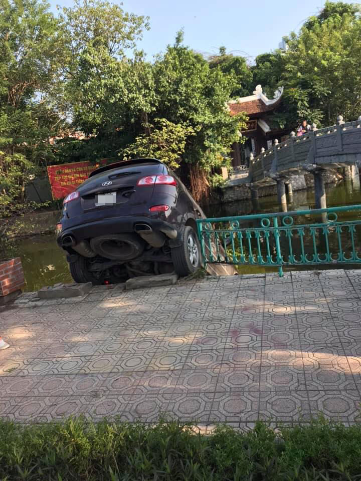 Chiếc Hyundai Santa Fe lao xuống hồ Trúc Bạch