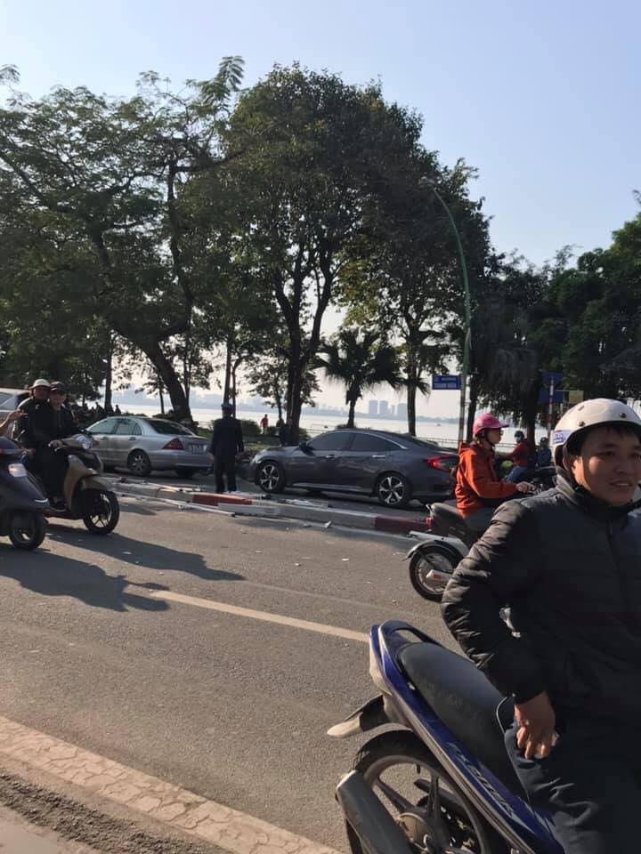 Một đoạn dải phân cách khá dài bị chiếc Hyundai Santa Fe đâm gãy