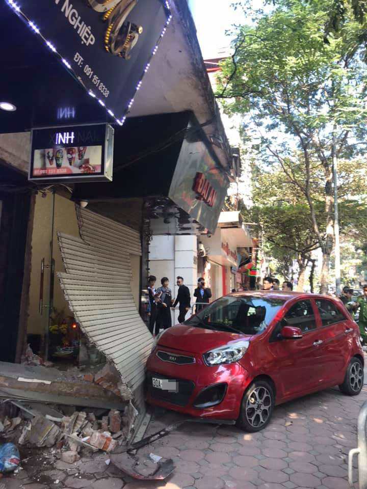 Cửa xếp bằng sắt của ngôi nhà bị đâm vỡ Cửa xếp bằng sắt của ngôi nhà bị đâm vỡ