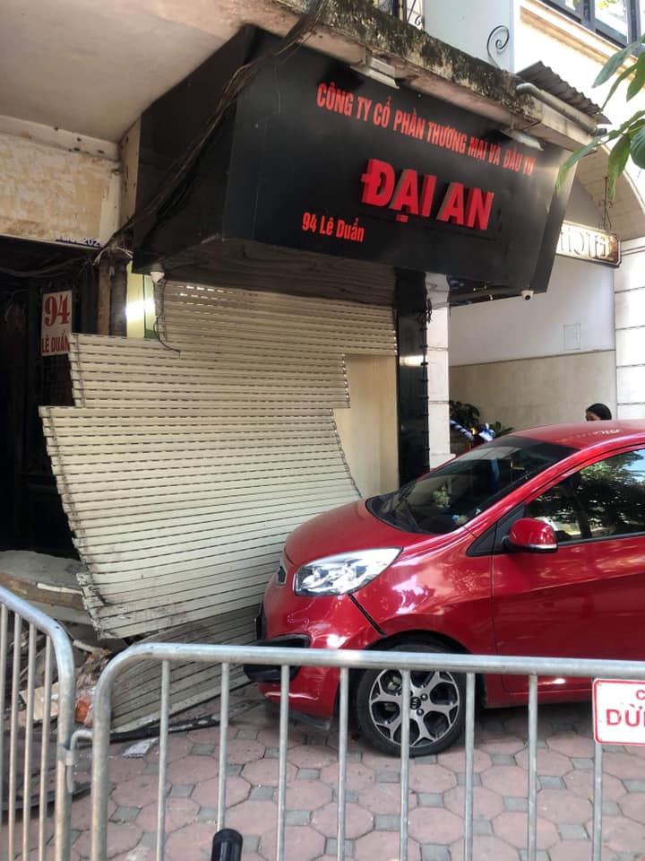 Chiếc Kia Morning đâm vào cửa nhà dân bên đường Chiếc Kia Morning đâm vào cửa nhà dân bên đường