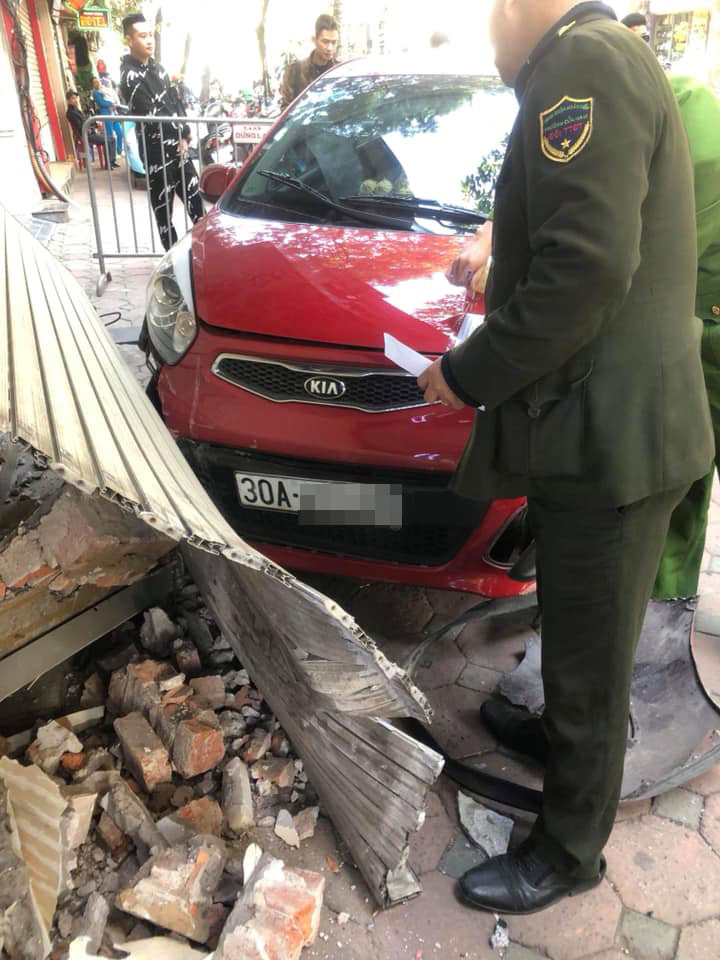 Chiếc Kia Morning bị vỡ góc đầu xe bên phải Chiếc Kia Morning bị vỡ góc đầu xe bên phải