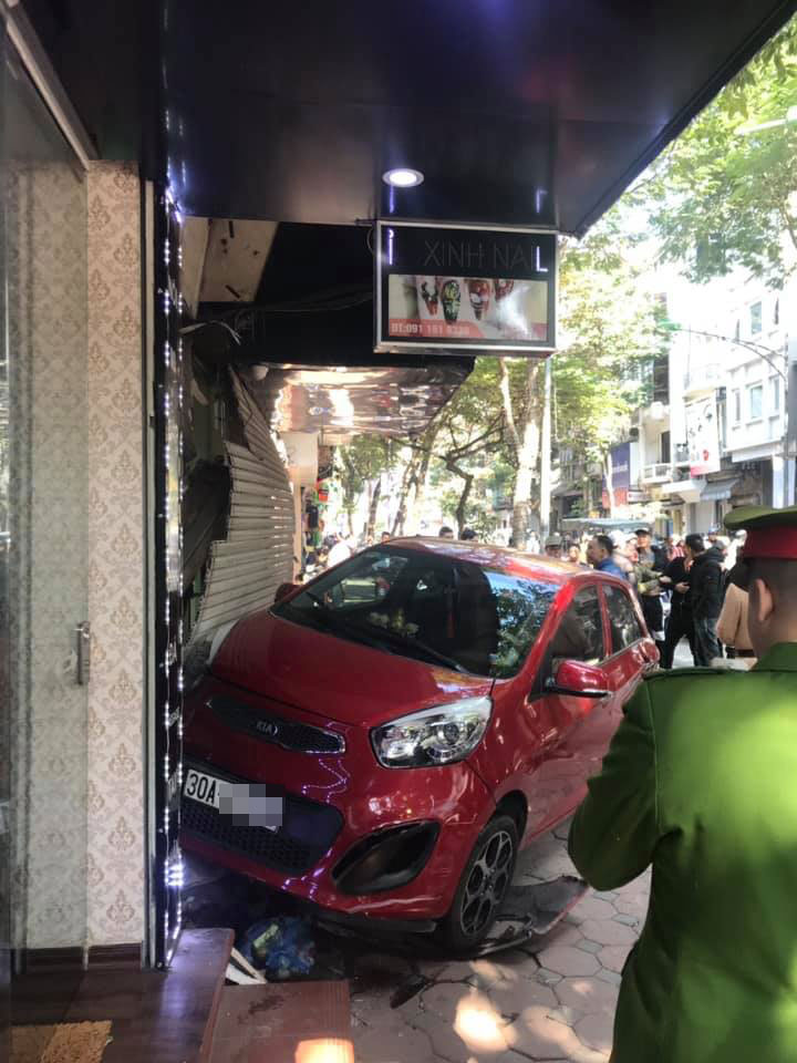 Hiện trường vụ tai nạn của chiếc Kia Morning Hiện trường vụ tai nạn của chiếc Kia Morning