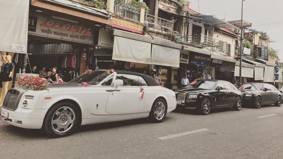 Rolls-Royce Phantom Drophed Coupe và theo sau là cặp đôi Rolls-Royce Ghost