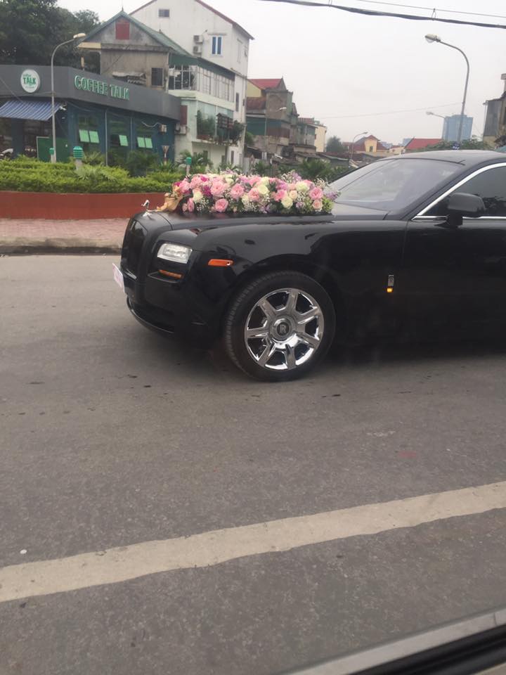 Chiếc xe siêu sang Rolls-Royce Ghost được trang trí bó hoa cưới ở nắp capô