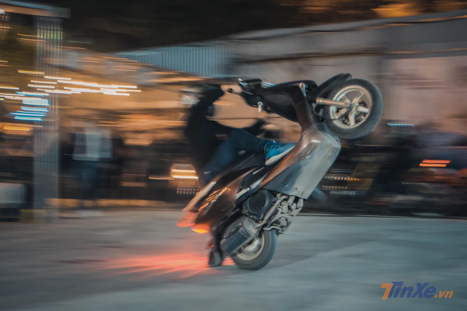 Và không chỉ mô tô, các stunter còn biểu diễn kĩ năng của mình thậm chí với Ninja LEAD Và không chỉ mô tô, các stunter còn biểu diễn kĩ năng của mình thậm chí với Ninja LEAD