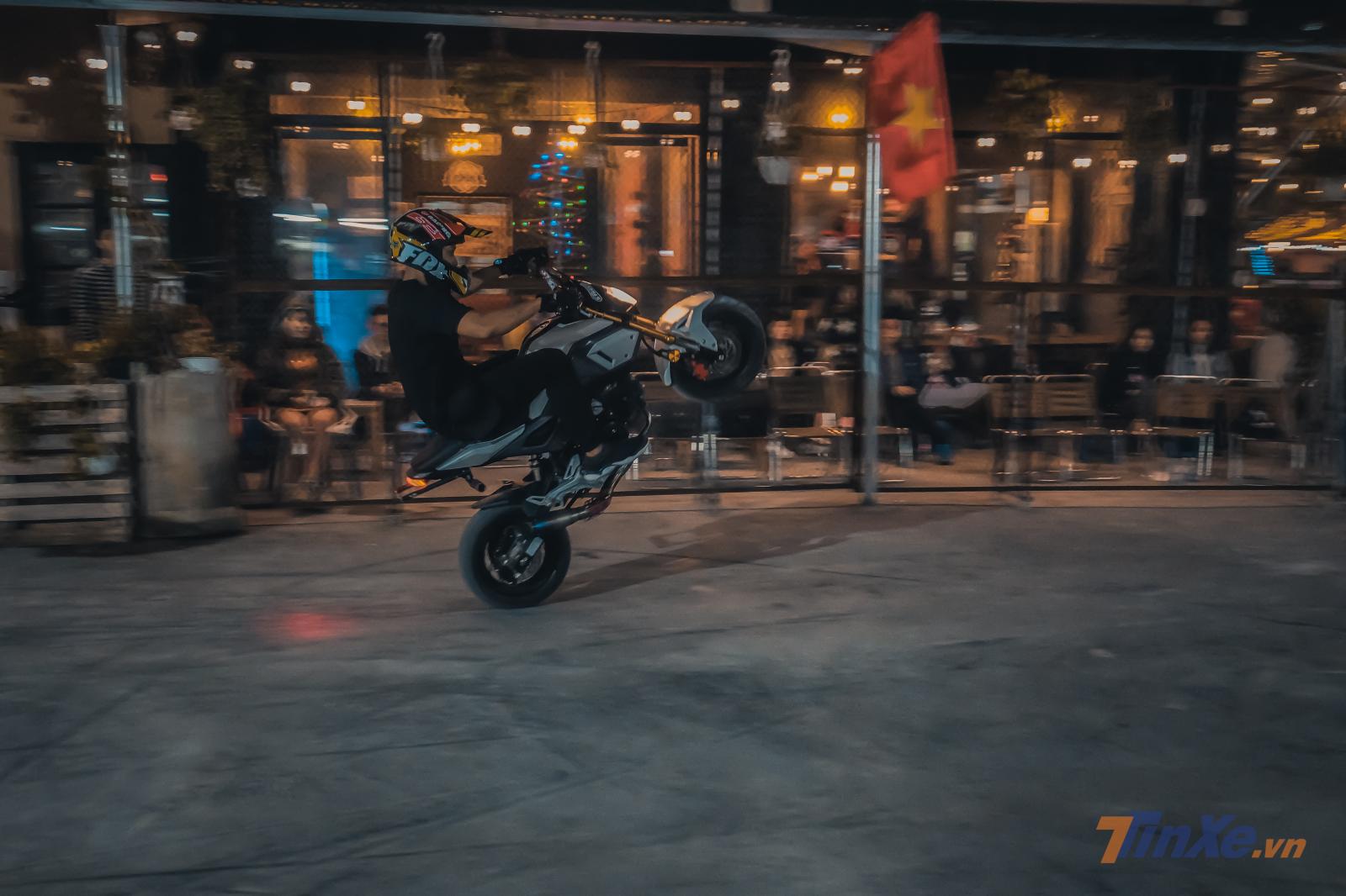 Kỹ năng bốc đầu được thể hiện khá thành thục với các Stunter Kỹ năng bốc đầu được thể hiện khá thành thục với các Stunter