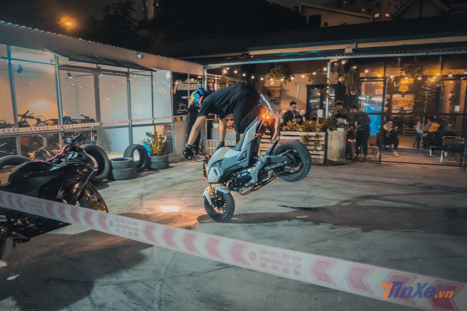 Màn Stoppie với tư thế khá khó Màn Stoppie với tư thế khá khó