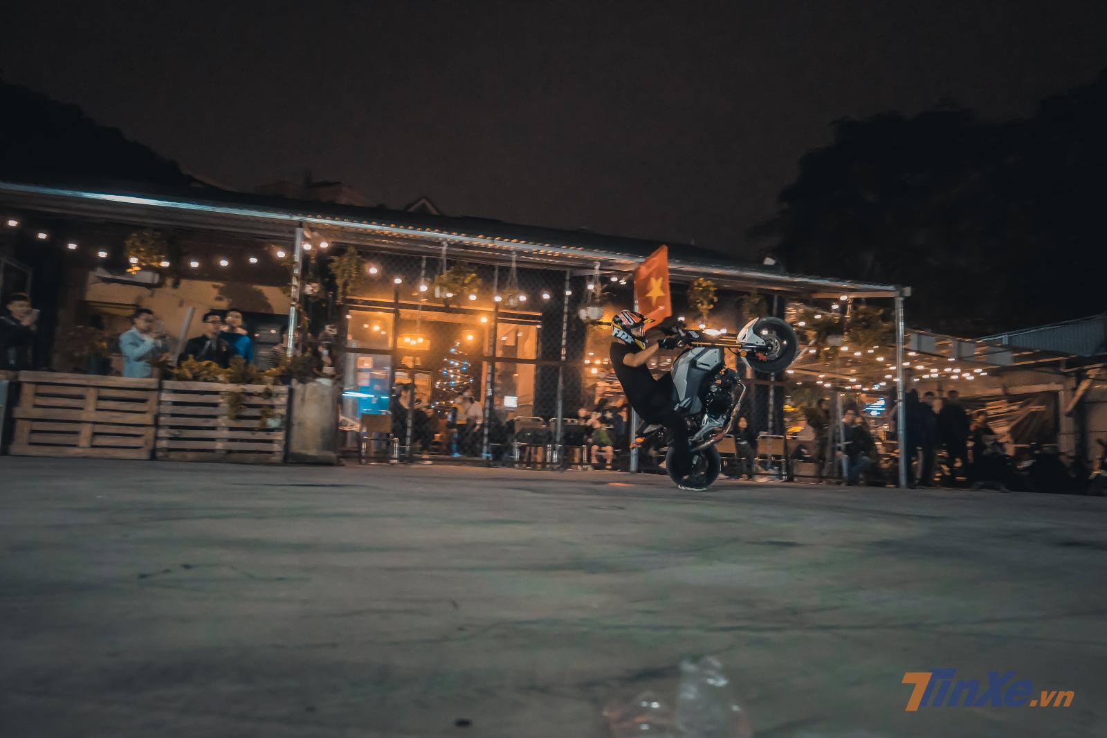 Khi biểu diễn kĩ năng bốc đầu chậm, một chân của vận động viên sẽ chạm đất để giữ thăng bằng cho xe, phanh sau được độ lên vị trí tay côn để có thể điều khiển bằng tay như ý muốn. Khi biểu diễn kĩ năng bốc đầu chậm, một chân của vận động viên sẽ chạm đất để giữ thăng bằng cho xe, phanh sau được độ lên vị trí tay côn để có thể điều khiển bằng tay như ý muốn.