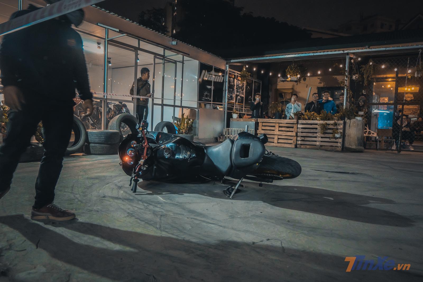 Chiếc xe Kawasaki Ninja 250 được hoán cải lại để phù hợp với việc Stunt Chiếc xe Kawasaki Ninja 250 được hoán cải lại để phù hợp với việc Stunt