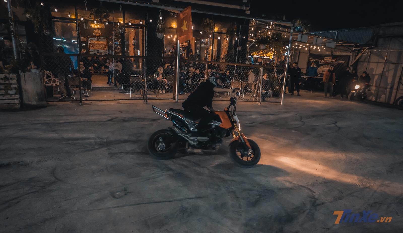 Một pha Drift đẹp mắt của Stunter trên chiếc Honda MSX, có vẻ như đây là chiếc xe rất được các Stunter Việt Nam tin dùng bởi dáng vẻ nhỏ gọn, cỗ máy mạnh mẽ và bền. Một pha Drift đẹp mắt của Stunter trên chiếc Honda MSX, có vẻ như đây là chiếc xe rất được các Stunter Việt Nam tin dùng bởi dáng vẻ nhỏ gọn, cỗ máy mạnh mẽ và bền.