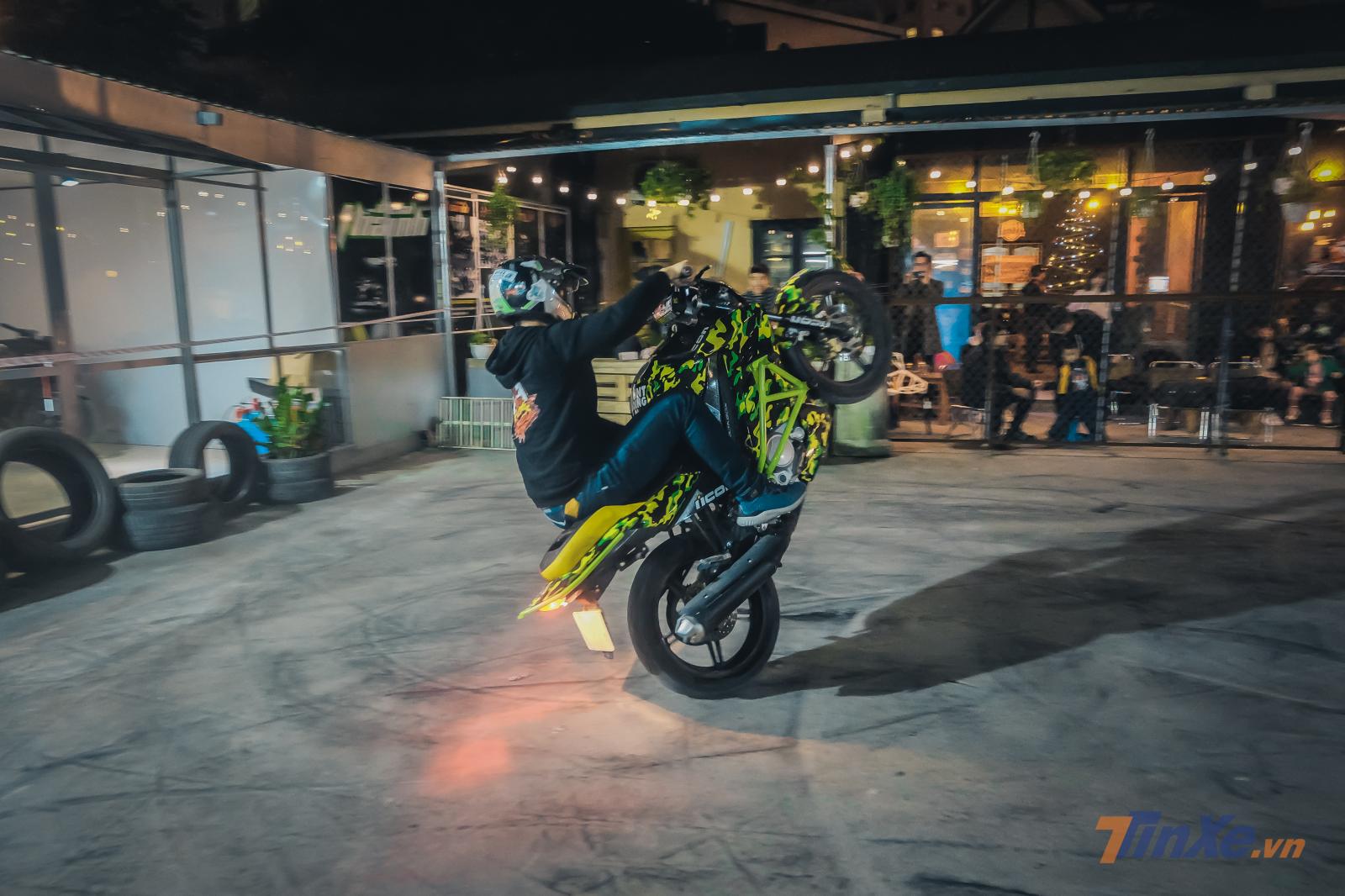 Bốc đầu chậm là đặc sản của Stunt, khi này, người điều khiển xe như đang múa với chiếc xe của mình. Bốc đầu chậm là đặc sản của Stunt, khi này, người điều khiển xe như đang múa với chiếc xe của mình.