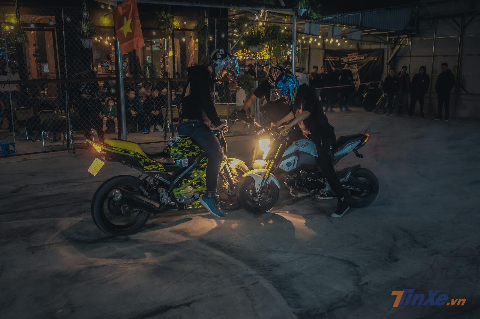 Buổi biểu diễn bắt đầu bằng những lời giới thiệu và màn ra mắt hoành tráng của các Stunter Buổi biểu diễn bắt đầu bằng những lời giới thiệu và màn ra mắt hoành tráng của các Stunter