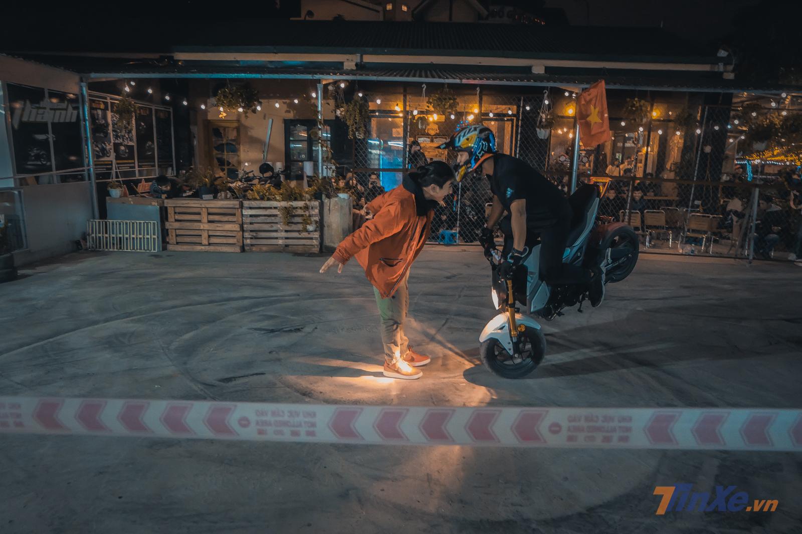 Một trong những pha Stoppie đẹp nhất buổi diễn được thực hiện bởi nhà vô địch Motul Stunt Việt Nam Một trong những pha Stoppie đẹp nhất buổi diễn được thực hiện bởi nhà vô địch Motul Stunt Việt Nam