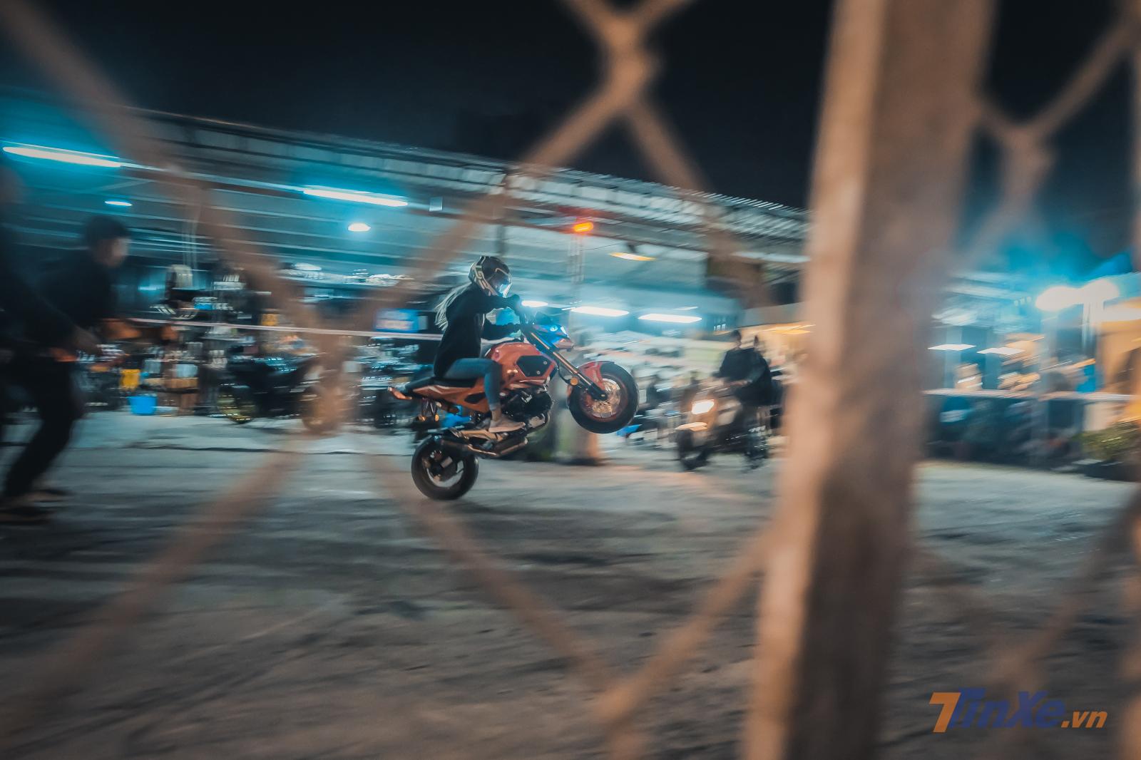 Không chỉ phái mạnh, những cô gái cũng có khả năng bốc đầu rất tốt với Honda MSX Không chỉ phái mạnh, những cô gái cũng có khả năng bốc đầu rất tốt với Honda MSX