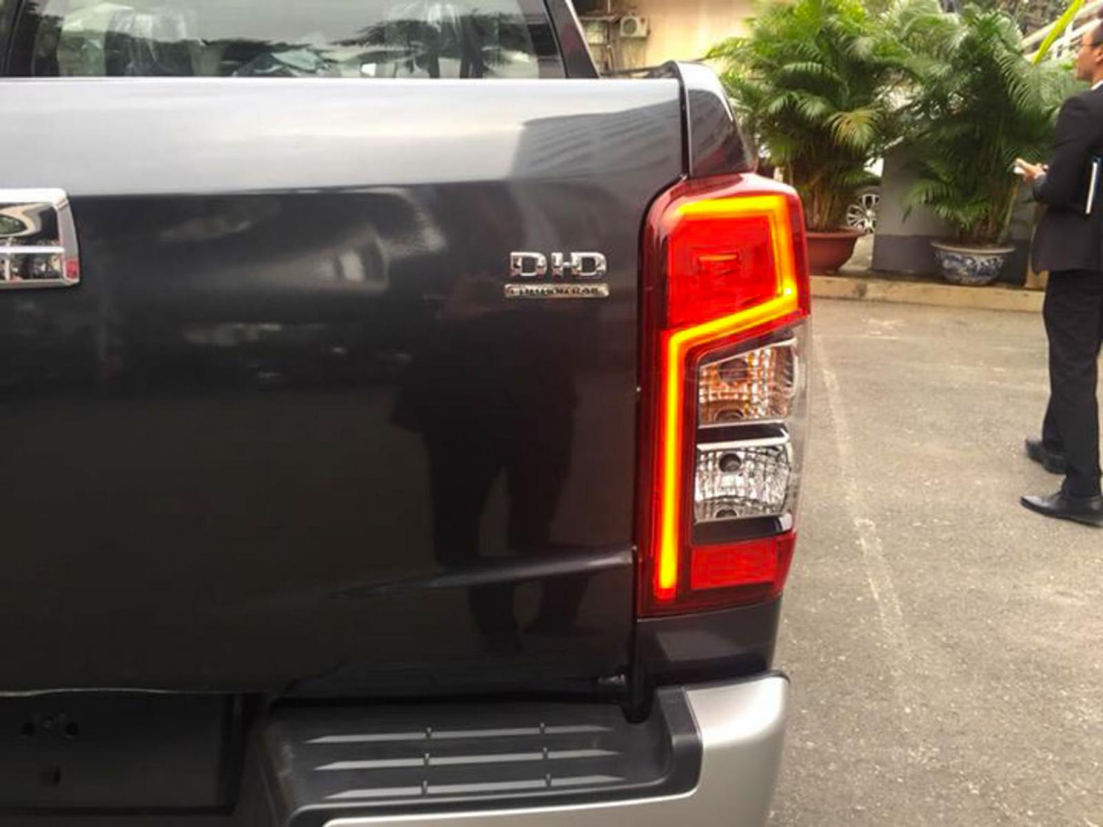 Cận cảnh cụm đèn hậu LED nằm dọc mới của Mitsubishi Triton 2019 Cận cảnh cụm đèn hậu LED nằm dọc mới của Mitsubishi Triton 2019