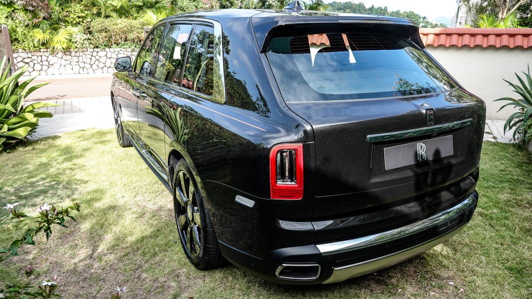 Nhưng lại kém hơn 20 tỷ đồng so với giá xe Rolls-Royce Cullinan tại Việt Nam