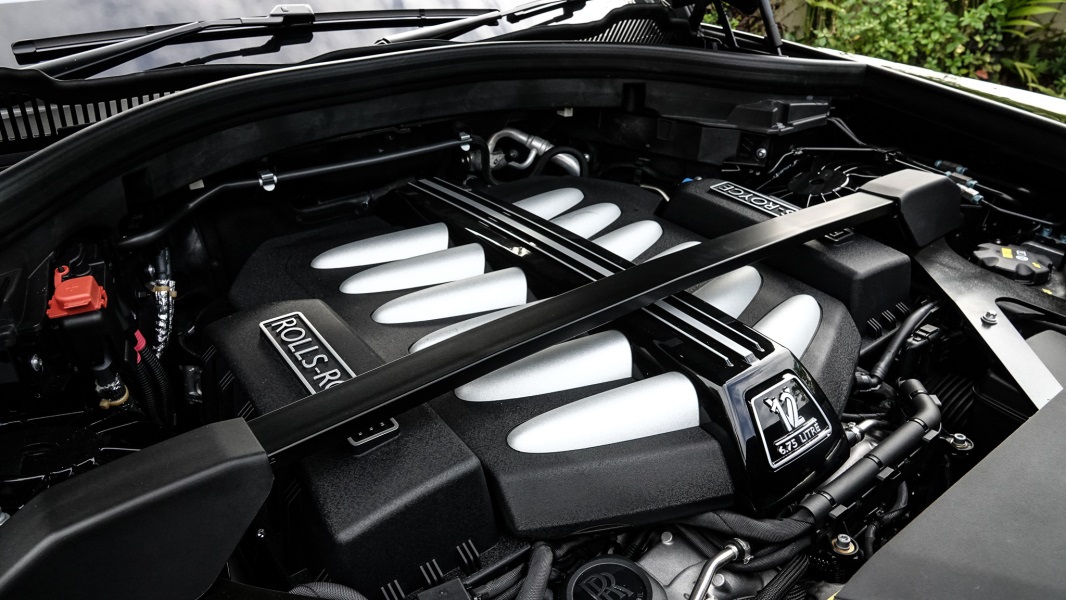 Rolls-Royce Cullinan được trang bị trái tim V12, tăng áp kép, dung tích 6.75 lít, sản sinh công suất tối đa 563 mã lực