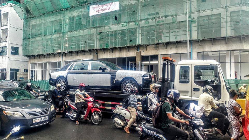 Bức ảnh toàn cảnh hơn cho thấy các xe ô tô mang biển kiểm soát của Phnôm Pênh, thủ đô Campuchia Bức ảnh toàn cảnh hơn cho thấy các xe ô tô mang biển kiểm soát của Phnôm Pênh, thủ đô Campuchia