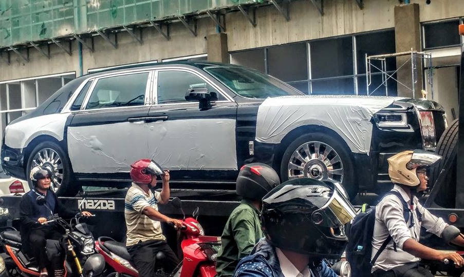 Bức ảnh Rolls-Royce Phantom thế hệ thứ 8 trên xe chuyên dụng với đoàn xe máy vây quanh khiến cư dân mạng ngỡ là Việt Nam Bức ảnh Rolls-Royce Phantom thế hệ thứ 8 trên xe chuyên dụng với đoàn xe máy vây quanh khiến cư dân mạng ngỡ là Việt Nam