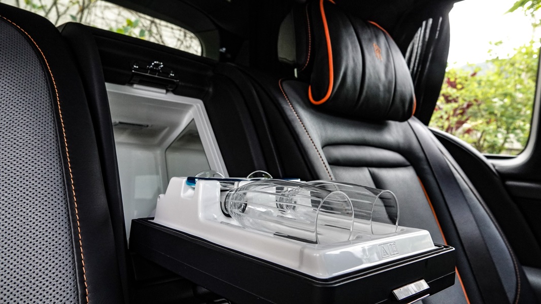 Chiếc xe này thuộc phiên bản 4 chỗ ngồi với 2 ghế độc lập và ở giữa được trang bị tủ lạnh, ngăn đựng ly cùng nhiều trang bị đắt giá khác