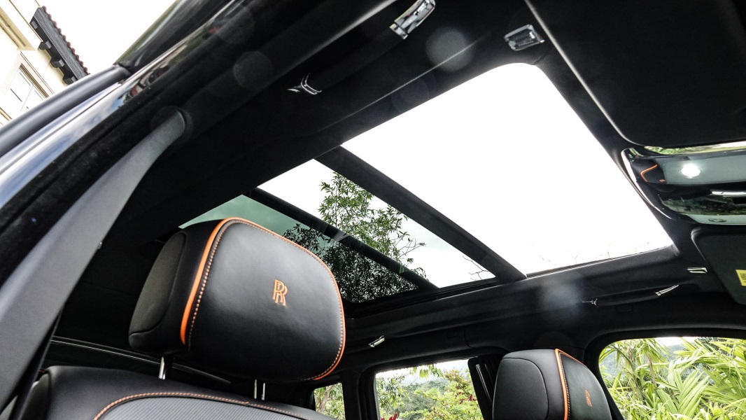 Trần xe hàng ghế phía sau bằng kính trong suốt