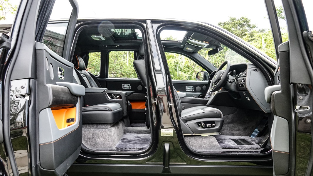 Cửa mở ngược suicide door vẫn xuất hiện trên Rolls-Royce Cullinan