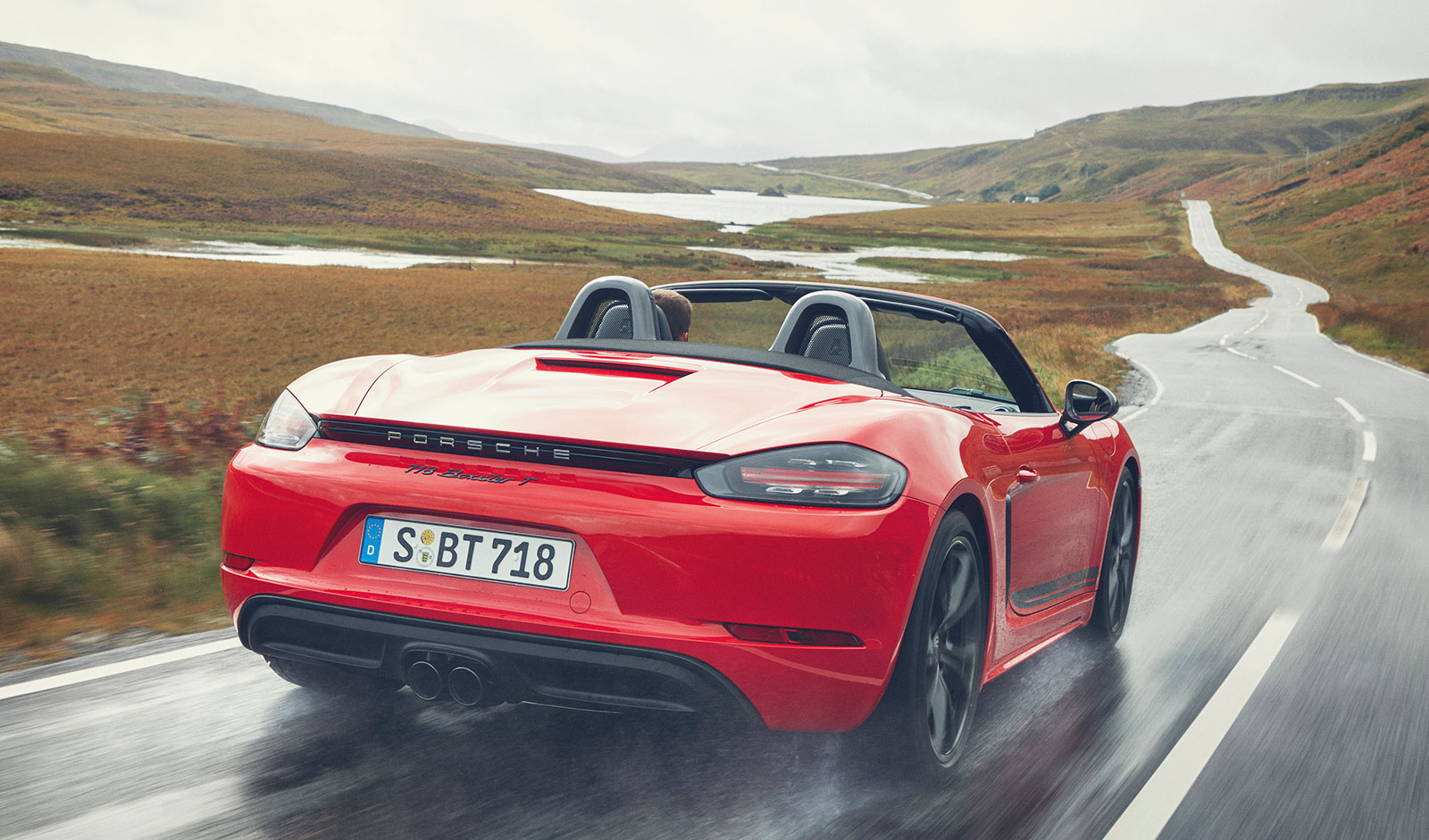 Porsche 718 Boxster T và 718 Cayman T 2019 đi kèm 2 ống xả hình tròn nằm giữa Porsche 718 Boxster T và 718 Cayman T 2019 đi kèm 2 ống xả hình tròn nằm giữa