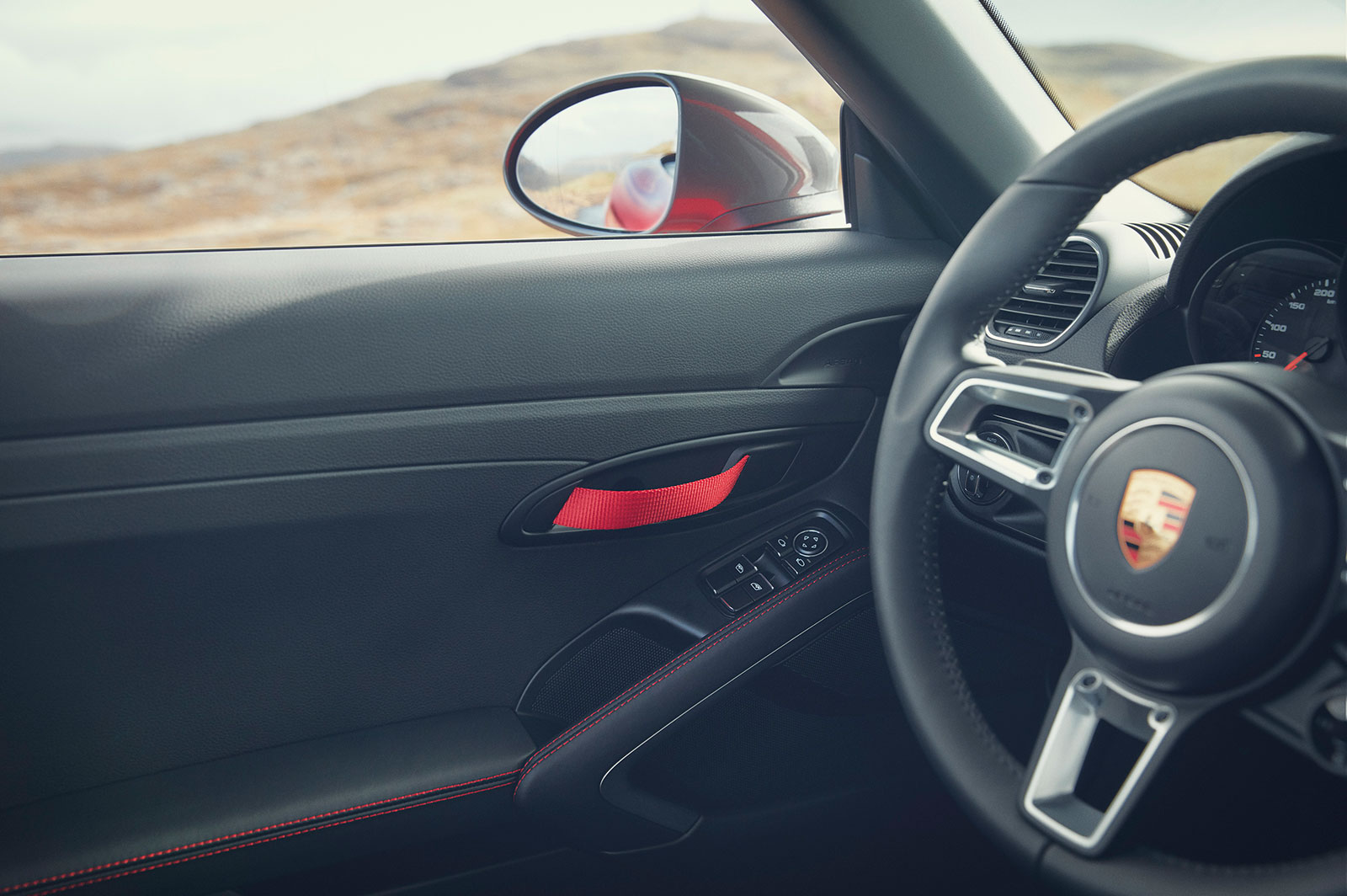 Tay nắm cửa được thay bằng dây kéo Tay nắm cửa được thay bằng dây kéo