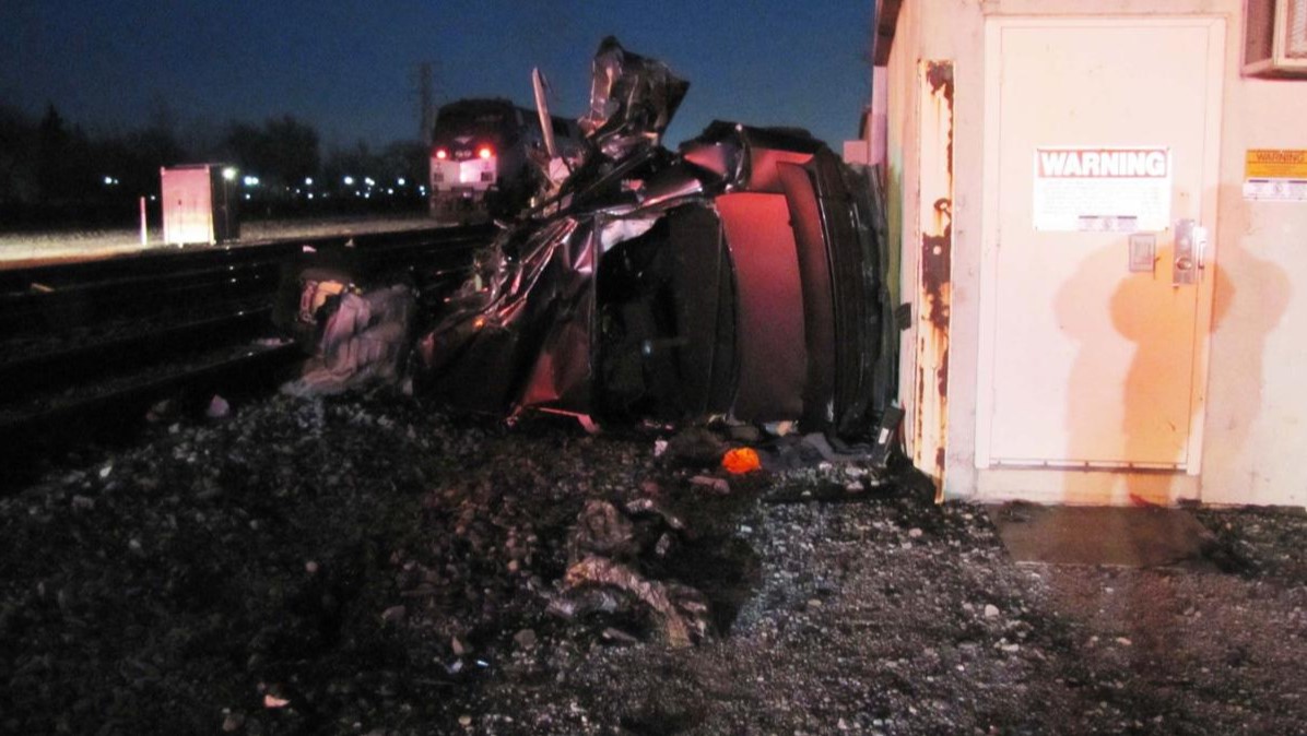 Nửa còn lại của chiếc xe cơ bắp bị văng ra xa Nửa còn lại của chiếc xe cơ bắp bị văng ra xa