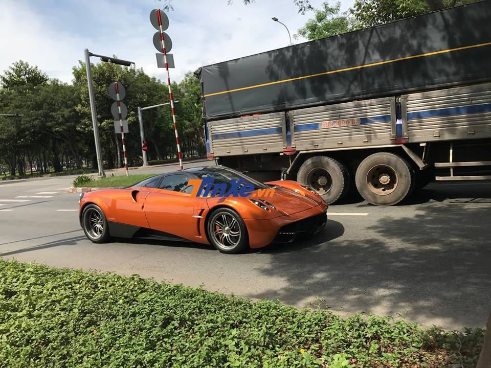 Sau khi trò chuyện tại quán cà phê, Minh Nhựa đã lái Pagani Huayra chở theo người bạn đến từ Trung Quốc thử cảm giác dính ghế trên mẫu siêu xe triệu đô tại các con đường ở Sài thành