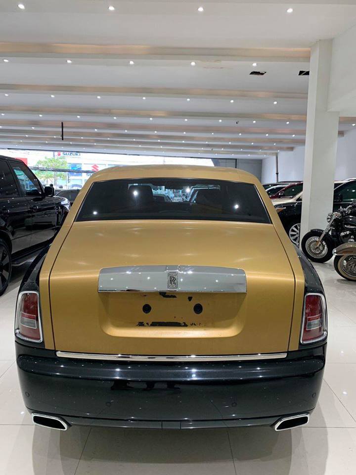 Rolls-Royce Phantom Series II đang được rao bán tại một siêu thị ô tô ở Sài thành có ngoại thất sơn màu đen đi kèm các chi tiết sơn màu vàng đồng nổi bật