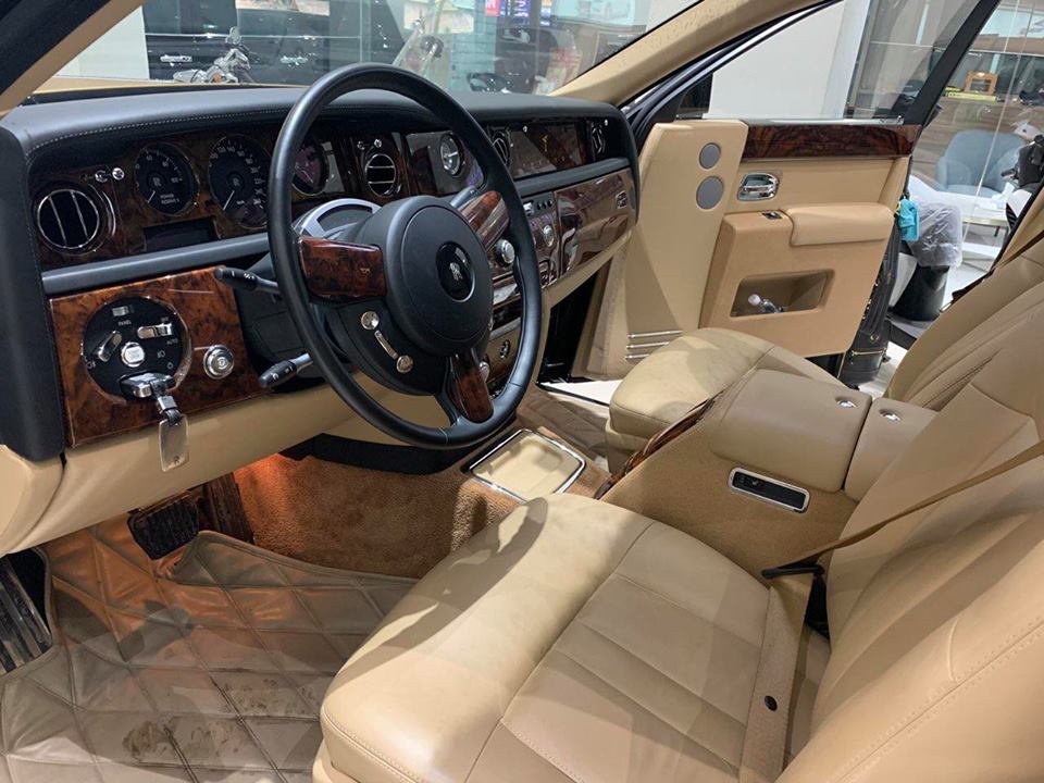 Nội thất của chiếc xe siêu sang Rolls-Royce Phantom Series II đang được rao bán tại một siêu thị ô tô ở Sài thành 