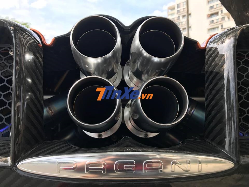 4 ống xả trên Pagani Huayra đặt đối xứng nhau. Chi tiết này trên bản độ chính hãng Pacchetto Tempesta bằng chất liệu titan