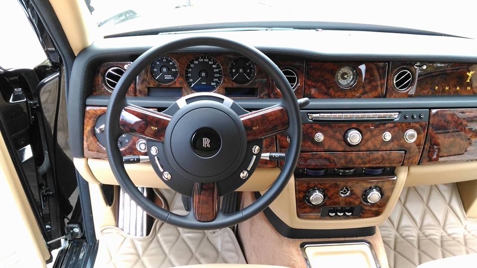 Còn đây là nội thất của chiếc xe siêu sang Rolls-Royce Phantom Series II mang biển Lào