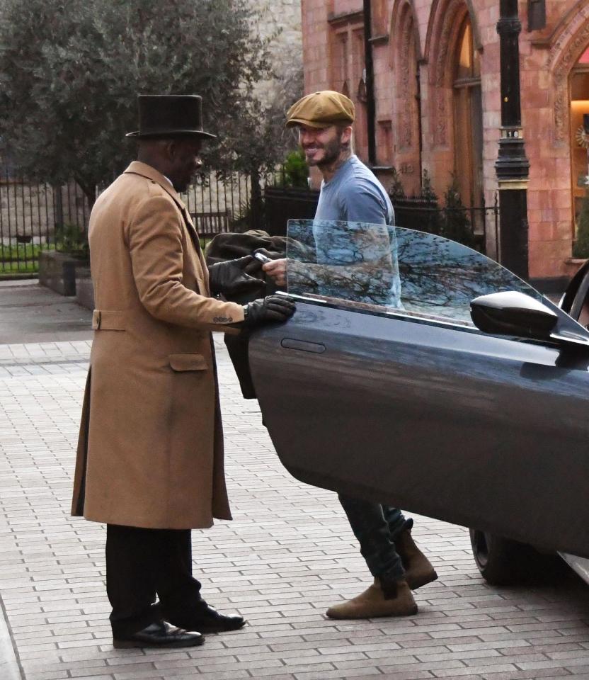 David Beckham vui vẻ đứng nói chuyện với nhân viên đỗ xe cùa khách sạn