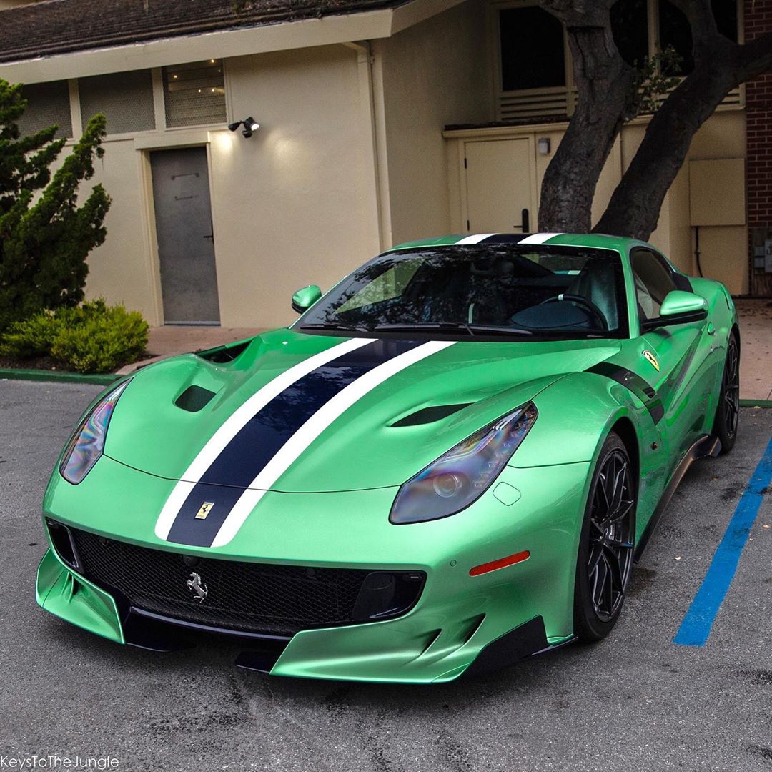Màu sơn xanh Verde Kers Lucido nhám trên chiếc siêu xe Ferrari F12tdf