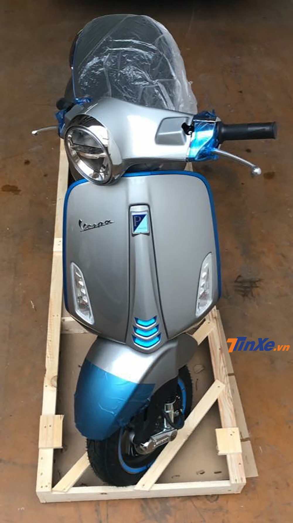 Dễ dàng nhận ra những đường nét tương tự người anh em Vespa Primavera trên chiếc Vespa Elettrica.