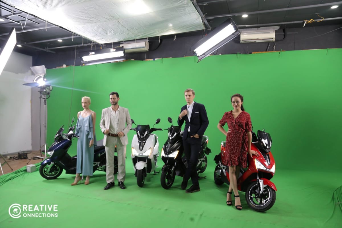 Hình ảnh những chiếc xe máy điện chụp hình cùng mẫu Tây trong studio