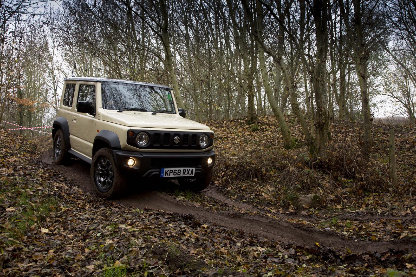 Suzuki Jimny 2019 hiện đang rơi vào tình trạng cầu vượt cung tại Anh quốc