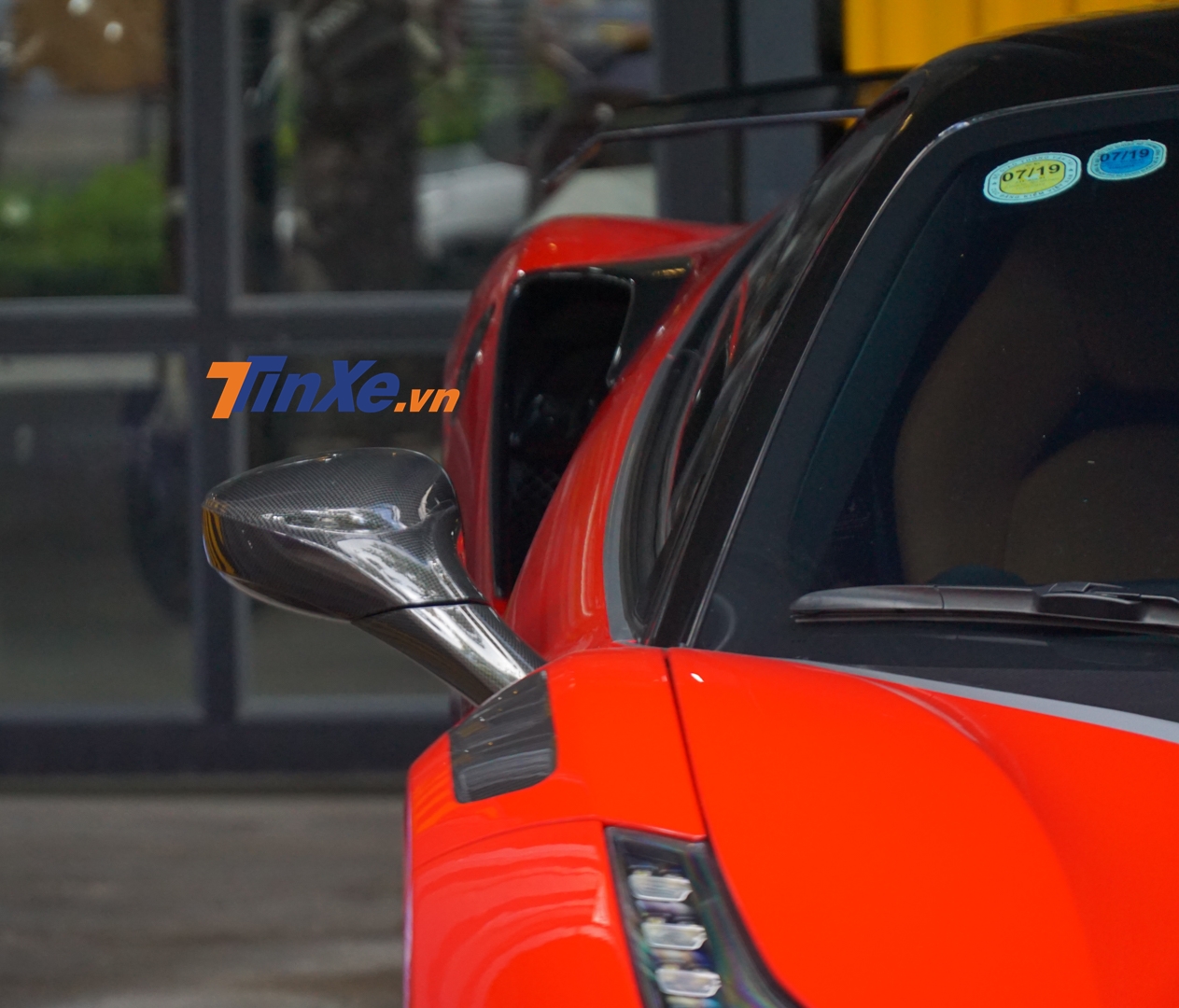 Và vỏ gương bằng sợi carbon. Mang cá mới trên chắn bùn cá tính với sợi carbon Và vỏ gương bằng sợi carbon. Mang cá mới trên chắn bùn cá tính với sợi carbon