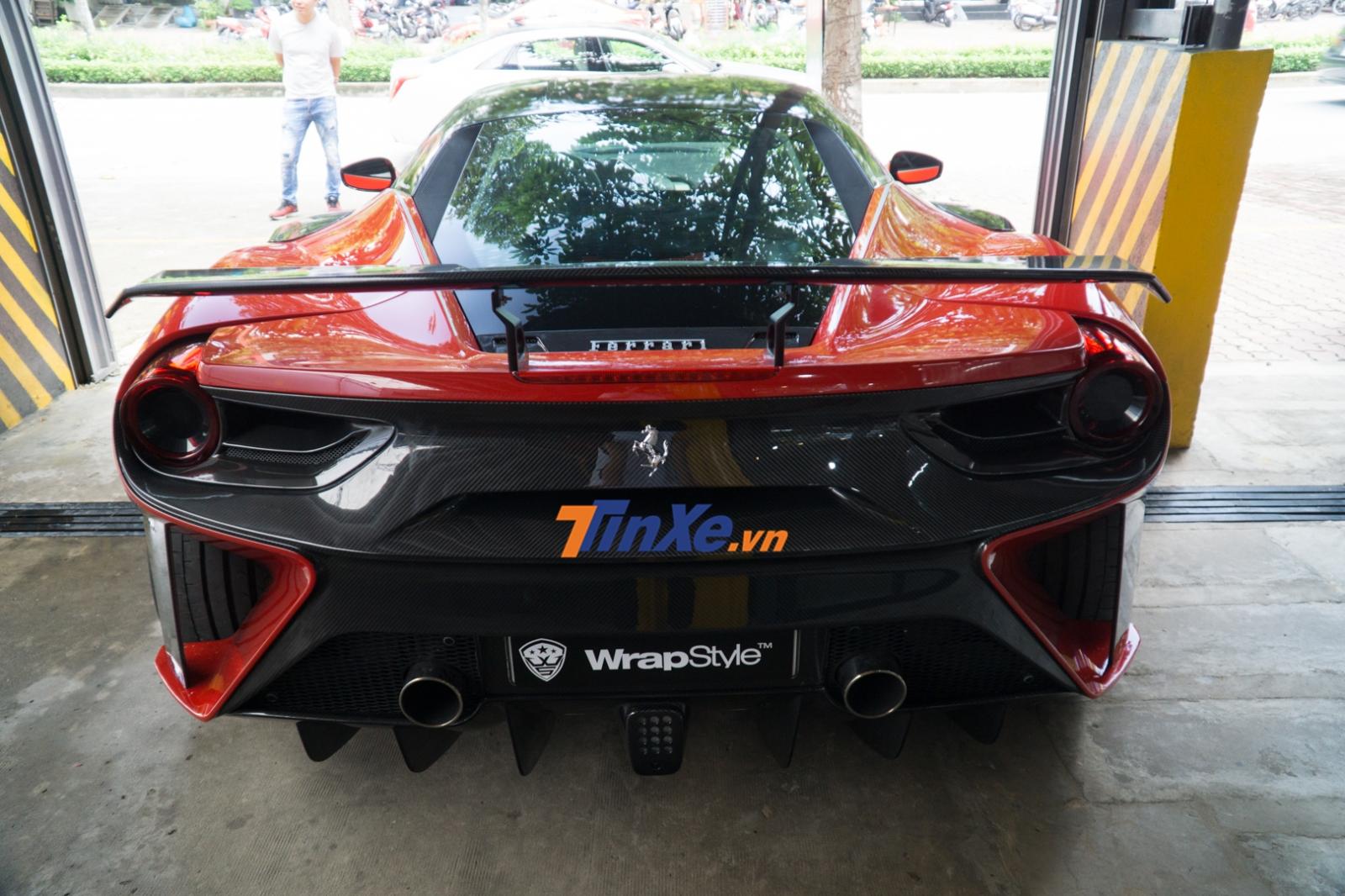 Gói độ này của Pogea Racing bằng sợi carbon. 2 bên hốc gió khoét sau lộ ra cả bánh xe sau Gói độ này của Pogea Racing bằng sợi carbon. 2 bên hốc gió khoét sau lộ ra cả bánh xe sau