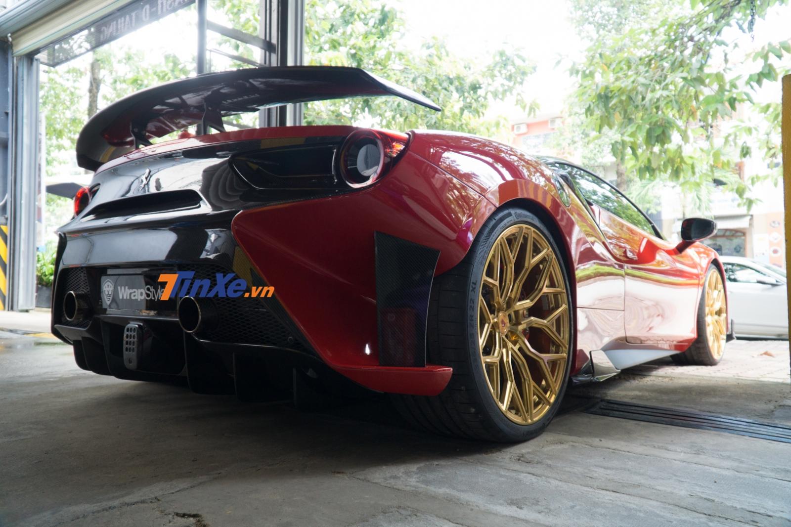 Chủ nhân chiếc siêu xe Ferrari 488 GTB đã gây bất ngờ khi chọn hãng độ Pogea Racing để độ phần đuôi xe Chủ nhân chiếc siêu xe Ferrari 488 GTB đã gây bất ngờ khi chọn hãng độ Pogea Racing để độ phần đuôi xe