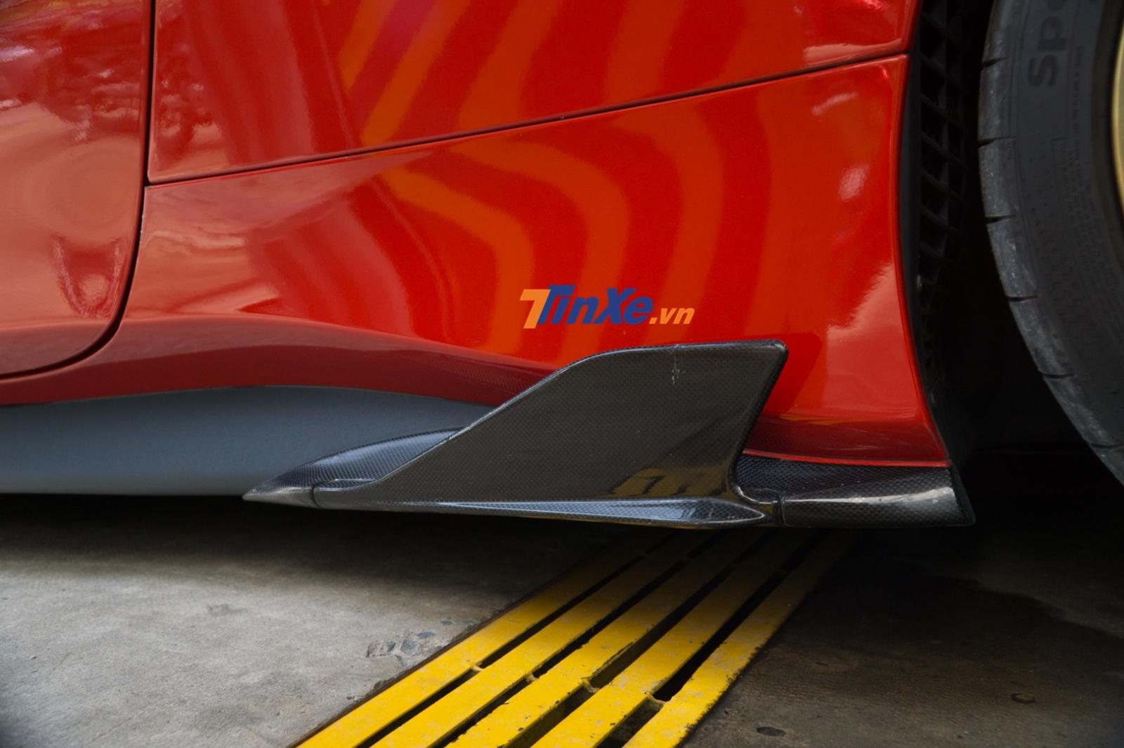 Bên hông có thêm cánh lướt gió mới bằng sợi carbon Bên hông có thêm cánh lướt gió mới bằng sợi carbon