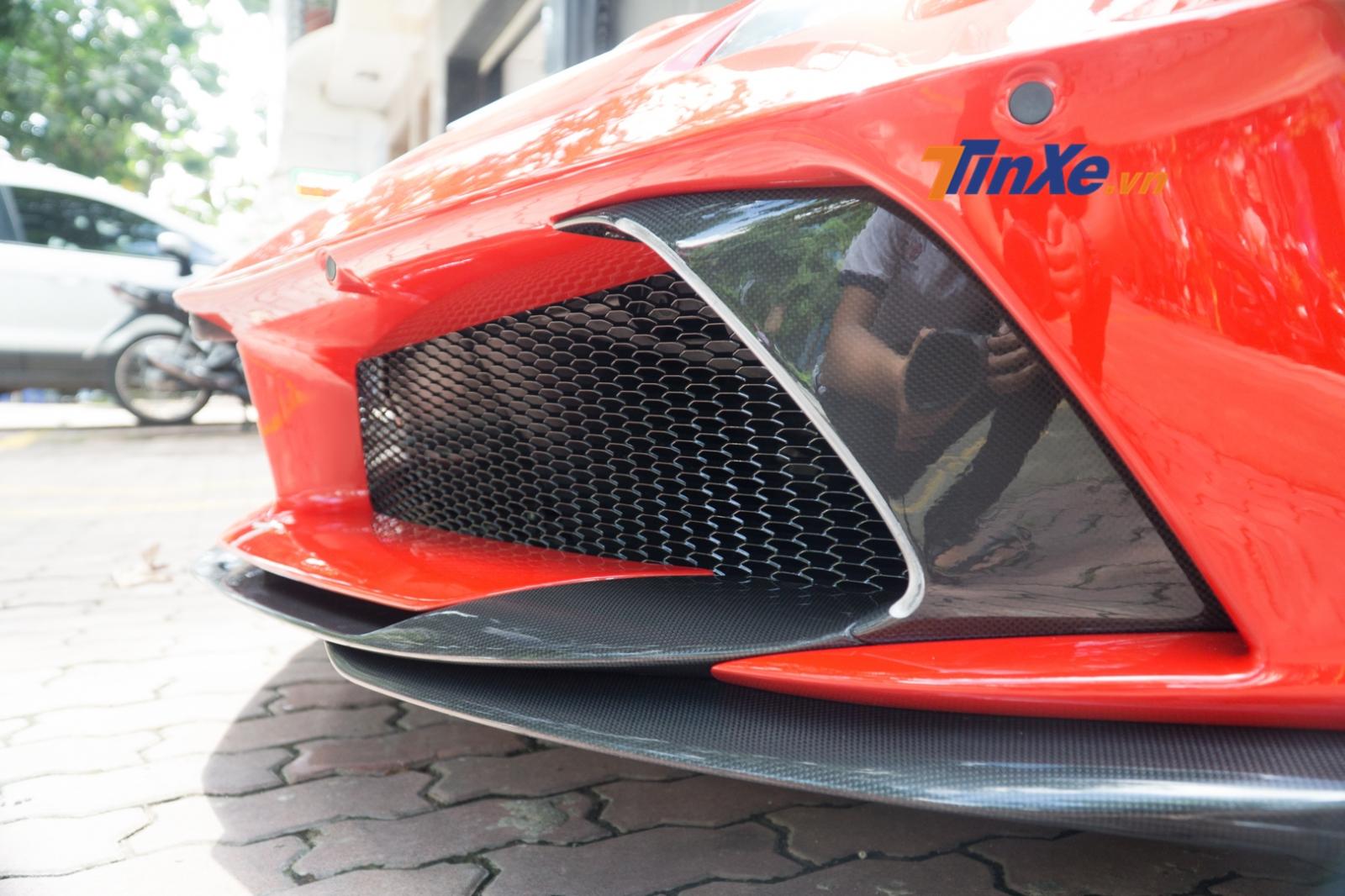 Cản va trước mới, cánh lướt gió và thêm ốp hốc gió cũng bằng sợi carbon Cản va trước mới, cánh lướt gió và thêm ốp hốc gió cũng bằng sợi carbon